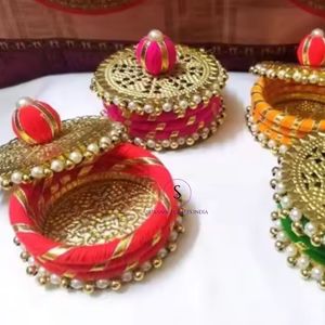 Nouveauté : Mini-boîtes brodées au fil et au Gotta, magnifiquement décorées de motifs Moti, idéales pour les mariages et les cadeaux de remerciement. - Product Image 5