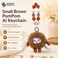 Llavero de peluche AI Marrón con PomPom, Clon de Voz ChatGPT en más de 80 Idiomas, Memoria de Largo Alcance, Multifuncional, con Cuentas Mixtas, WiFi 2.4G, APP Graffiti