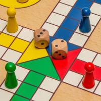 Ccustom Set permainan Ludo 2 dalam 1 reversibel kayu ular dan tangga untuk dewasa anak-anak pabrik grosir