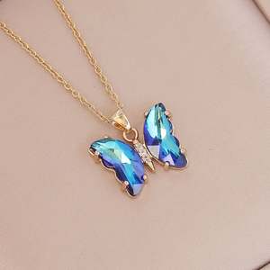 Collier Papillon Enchantant avec Cristal Scintillant, Bijou Tendance pour Femme, Idéal pour Remise de Diplôme, Maman, Accessoire Élégant - Product Image 1