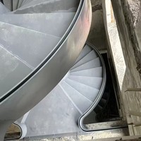 L'escalier en arc en acier emblématique pour un design minimaliste intérieur dans les espaces résidentiels modernes