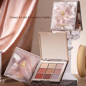 Palette Professionale di Ombretti Shimmer e Matte, 9 Colori Impermeabili, Confezione Elegante a Forma di Orsetto - Product Image 1