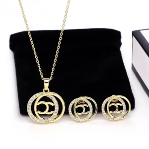 Vente en gros d'usine, <span class=keywords><strong>bijoux</strong></span> de mariage de luxe pour femmes, ensembles de colliers et de boucles d'oreilles, <span class=keywords><strong>acier</strong></span> <span class=keywords><strong>inoxydable</strong></span> plaqué or 18 carats - Product Image 1