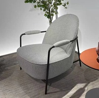 Chaise longue en tissu incurvée moderne à prix réduit avec accoudoirs en métal, design minimaliste pour salon