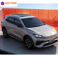 La voiture électrique MG4 X (EV) produite en Chine avec une autonomie de plus de 700 km, un moteur de 300 kW et une batterie de 50-70 kWh, gagne en popularité