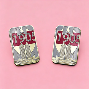 Pin de solapa metálico de esmalte duro con diseño de las Torres Petronas (Torre del Reloj) como recuerdo de aniversario, con cierre de mariposa - Product Image 1