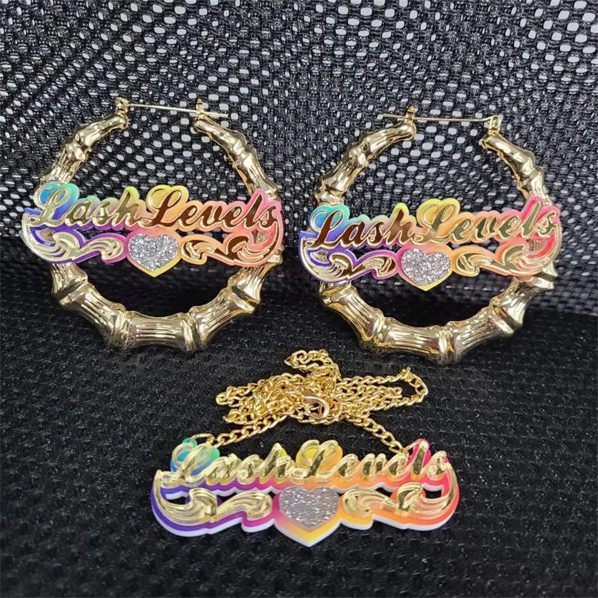 Set di orecchini personalizzati in bambù arcobaleno con collana di lettere e orecchini a bottone in acciaio inossidabile placcato oro 18 carati
