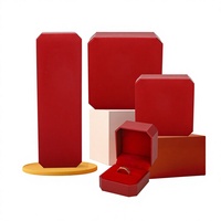 Boîte à bijoux octogonale en papier rouge avec doublure en velours, logo personnalisé, faible MOQ, emballage cadeau en gros pour bagues, bracelets, colliers