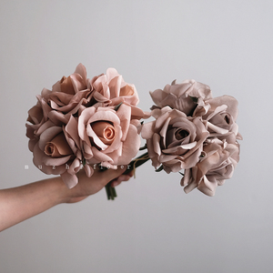 Mazzo di fiori di rosa a 5 teste in lattice Beige Rose di seta per matrimoni fiori artificiali fatti a mano con effetto tocco reale - Product Image 1