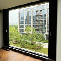 Fenêtre oscillo-battante en aluminium à rupture de pont thermique Aomeja avec système de micro-ventilation et moustiquaire, et combinaison de fenêtres fixes et à battants latéraux pour villa