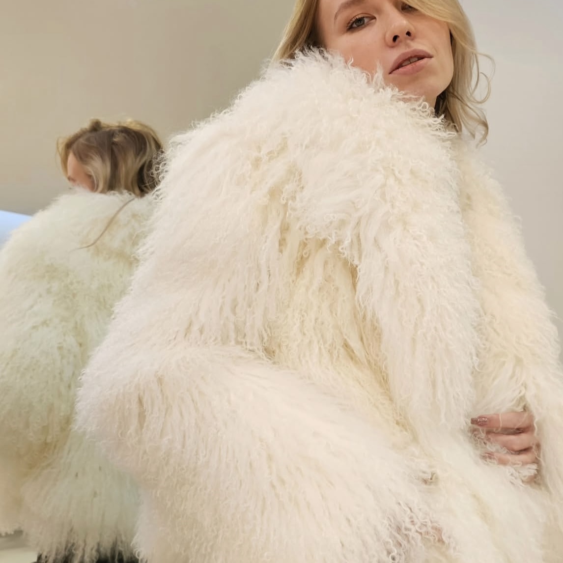 Verified Supplier White Fluffy Fur Coat Custom-Made Women's Coat
