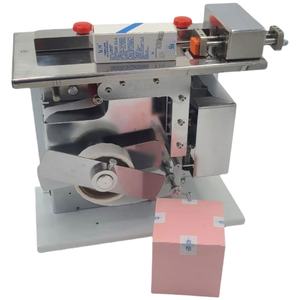 Machine d'étiquetage semi-automatique à angle droit pour boîtes en carton, boîtes métalliques, boîtes de thé, produits cosmétiques, boîtes d'écouteurs - Product Image 1