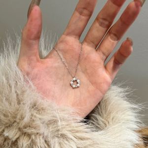 Collier pendentif cercle fleur en zircone 5A avec chaîne à maillons en argent 925, vente directe d'usine Dylam Jewelry, idéal pour cadeau de fête pour femme - Product Image 5