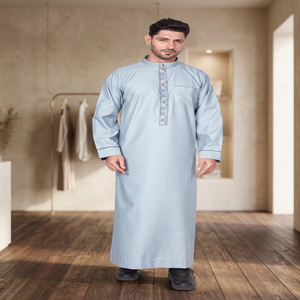 Thobe pour homme en polyester bleu clair, à manches longues, longueur au sol, style décontracté pour tous les jours, col à capuche, style Moyen-Orient, coupe classique, pour adultes, Ramadan - Product Image 2