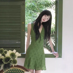 Korean Style Green Dress V Neck Slim Waist A Line Casual Summer Dress For Women Daily Wear Breathable Simple Design - Product Image 5