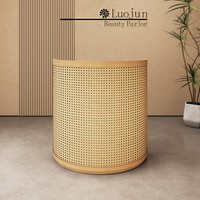 Bureau de réception moderne en bois d'ingénierie laqué et courbé, avec panneau en treillis ouvert, pour salon de beauté ou clinique