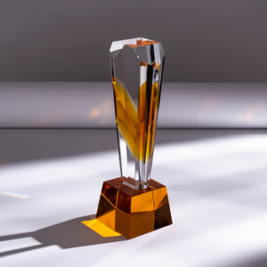 Premio in Cristallo Ambrato Sfumato - Eleganza Moderna per Ufficio o Esposizioni - Product Image 3
