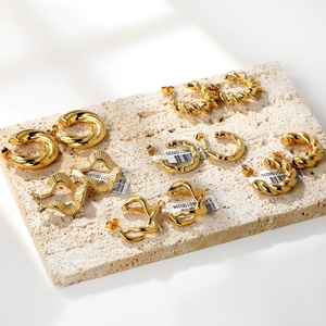 Pendientes de Aro Geométricos en Forma de C de Acero Inoxidable Irregular Chapados en Oro de 18K de Alta Calidad al por Mayor para Mujer - Product Image 1