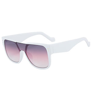 Gafas de Sol Cuadradas de Alta Calidad con Protección UV400, Montura Completa de PC, Ligeras, Extra Grandes, con Logotipo Personalizado en Colores Champán/Gris - Product Image 6