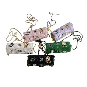 กระเป๋าถือสะพายไหล่แฟชั่นสตรีท PU คุณภาพสูงสำหรับผู้หญิง ดีไซน์เก๋ไก๋ ตกแต่งด้วยป้ายโลโก้ ปิดด้วยซิป ผลิตจากโพลีเอสเตอร์ - Product Image 1