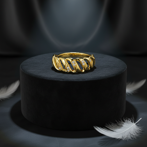 Polissage à la main pour une finition fluide |   Bague en or 14 carats en spirale torsadée avec micro-pavé de diamants |   L'Essentiel Sculptural Quotidien - Product Image 5