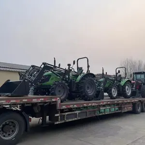 Traktor pertanian dengan aksesori Bagian depan pemuat forklift mesin backhoe sekop salju menggunakan di tanah pertanian