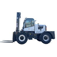 Chariot élévateur tout-terrain blanc de 5 tonnes avec pneus pleins de haute qualité Hauteur de levage de 6 mètres en ligne avec les moteurs standard de l'UE