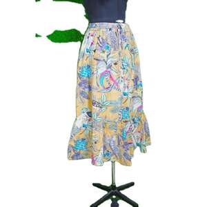 กระโปรงยาวผ้าฝ้ายพิมพ์ลายดอกไม้สไตล์วินเทจสุดหรู งานแฮนด์เมดสไตล์โบฮีเมียนสำหรับผู้หญิง รับสั่งตัดตามไซส์ ราคาขายส่ง - Product Image 4