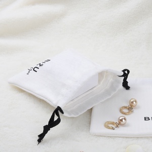 Sac à cordon en coton blanc à chevrons avec logo personnalisé de luxe, pochette cadeau en coton sergé haut de gamme avec séparateur pour bijoux - Product Image 4