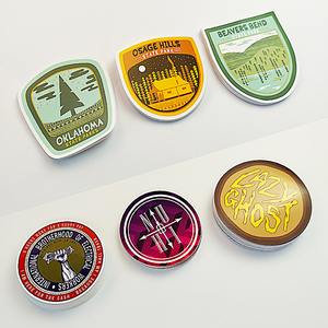 สติกเกอร์ไวนิลกันน้ำแบบมีกาวในตัว พิมพ์โลโก้ตามสั่ง ฟอยล์สีทอง รูปทรงหลากหลาย สำหรับตกแต่ง - Product Image 1