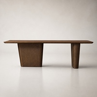Ensemble de salle à manger rectangulaire de style scandinave avec pieds massifs et chaises à accents en laiton pour hôtels de charme et propriétés