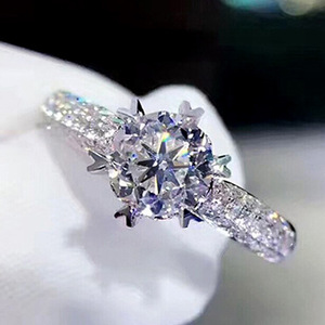 Anello a Forma di Cuore con Sei Punte e Cristalli Pavé per Donne, Tono Argento, Accessorio per Uso Quotidiano e Feste - Product Image 1