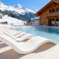 Chaise longue de luxe en fibre de verre pour hôtel, design moderne ergonomique en forme de S, surface lisse résistante aux UV, idéale pour les piscines chauffées et les zones côtières