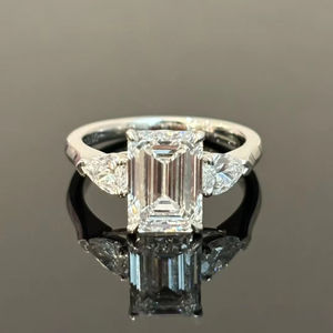 18K IGI-zertifizierter 10 Karat Smaragds chliff Drei-Stein-Design Labor gewachsener CVD/HPHT-Diamantring für Verlobung vorschlag oder Hochzeit - Product Image 1