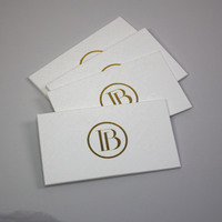 Carte de visite de luxe personnalisée avec logo en feuille d'or, en papier coton épais, texture gaufrée en grille pour l'identité d'entreprise