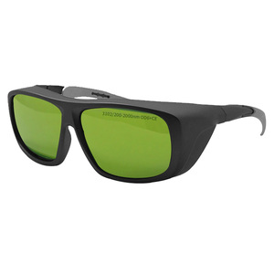 Gafas de seguridad para láser 200-2000nm OD6+CE con lentes verdes y montura negra, protección ocular para máquinas de soldadura y marcado láser. - Product Image 1