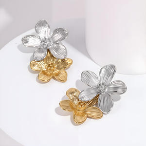 Elegantes pendientes de diseño floral chapados en oro y plata, tachuelas de flores de dos tonos, regalo de joyería de moda para mujer - Product Image 4
