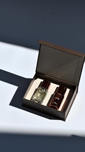 Boîte à fermeture magnétique avec logo de marque personnalisé, couleur, lamination mate, doublure en éponge pour emballage cadeau d'eau de parfum, 2 miniatures - Product Image 2