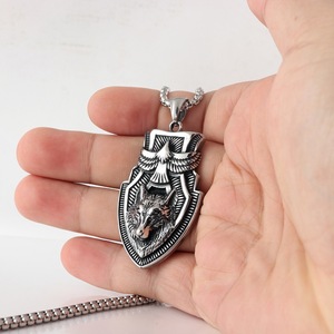 Yunnique – collier avec pendentif en acier inoxydable en forme de tête de loup, design du zodiaque animal, bijoux cadeau pour hommes - Product Image 4
