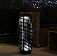 Lampe solaire LED d'extérieur en résine tressée résistante aux intempéries avec télécommande IP66 pour jardin ou véranda