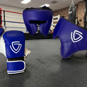 Set de Boxeo Profesional Personalizable de Alta Calidad: Guantes de Cuero Vacuno, Protector de Cabeza y Protector Inguinal Transpirable - Product Image 3