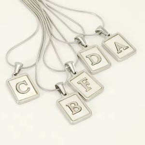 Collar con Inicial de Acero Inoxidable 316L para Mujer, Colgante Cuadrado de Madreperla, Cadena Espiga, Joyería de Moda en Oro de 18K - Product Image 3