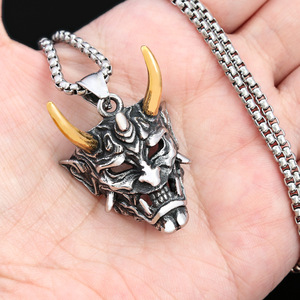 Yunnique – collier en acier titane pour hommes, masque à cornes dorées, pendentif en acier inoxydable, chaîne de pull, design rétro fantôme - Product Image 4