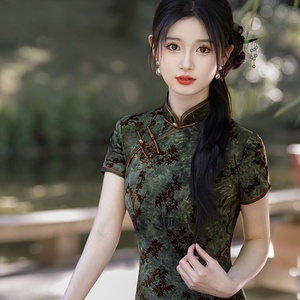 Nuevo Cheongsam Elegante de Terciopelo con Estampado Tie-Dye Estilo Chino Mejorado para Verano-Otoño 2026, Talla Grande, Largo, Regalo para Madre en Bodas y Banquetes - Product Image 1
