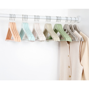 Lot de 30 cintres <span class=keywords><strong>en</strong></span> <span class=keywords><strong>bois</strong></span> couleur macaron de haute qualité personnalisés barre de pantalon antidérapante peu encombrante pour le salon pour suspendre les vêtements - Product Image 4