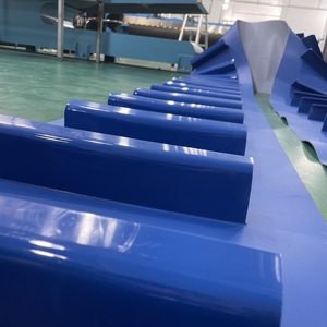 Courroies de conveyeur plates bleues de PVC avec les crampons de rotation et la paroi latérale pour des haricots - Product Image 1