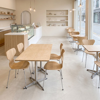 Mobilier de café minimaliste, table et chaises de couleur claire, mobilier de restauration commercial durable pour café et bistrot