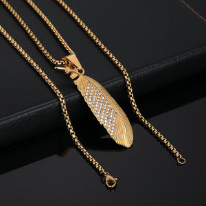 Hip Hop pluma de ganso 18K chapado en oro no deslustre Zirconia cúbica no deslustre impermeable colgante de joyería de acero inoxidable para hombre - Product Image 4