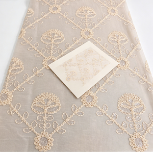 Tissu en crêpe de polyester à haute torsion avec motifs floraux en losanges répétés, combiné à des paillettes et des broderies en cordon - Product Image 3