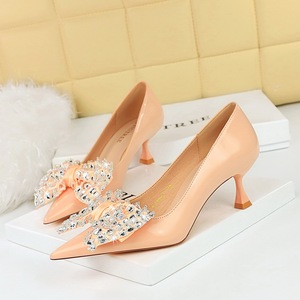 Chaussures élégantes à talons hauts pour femmes avec design coupe de vin, bouche peu profonde, bout pointu, nœud en strass, talons fins et plats pour banquets - Product Image 4